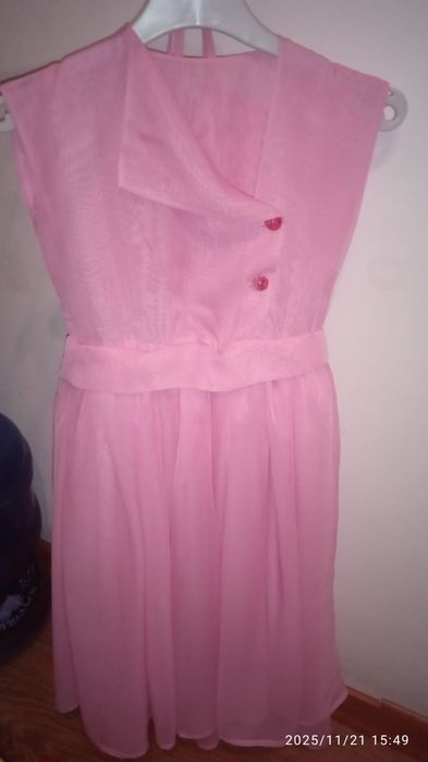 Платье почти даром на 6-7 лет.