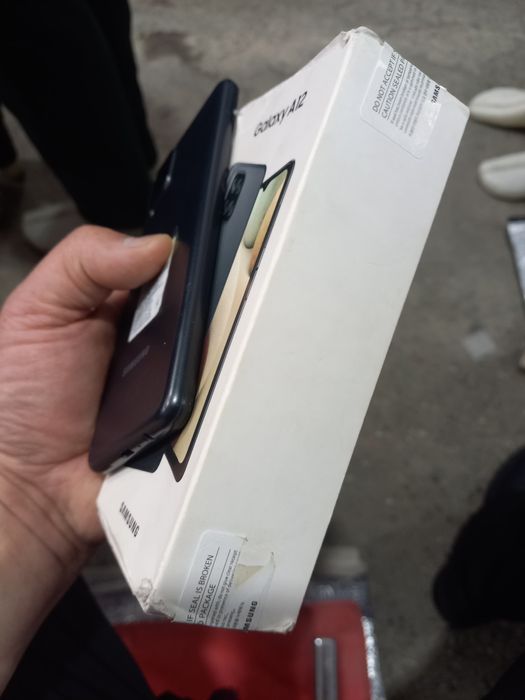 A12 samsung ideal holati yangi tiniq 32GB hotirasi rangi qora.