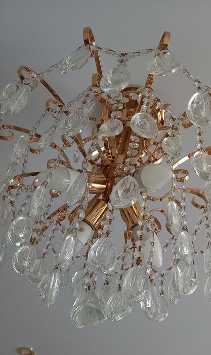 Продам люстру на потолок