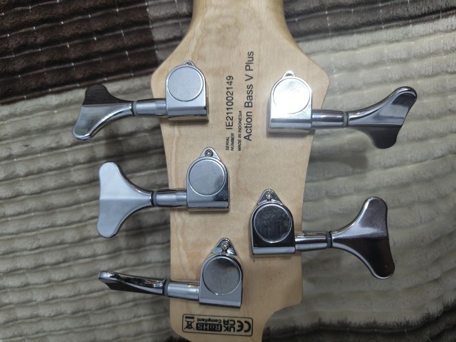 Продам бас гитару Cort