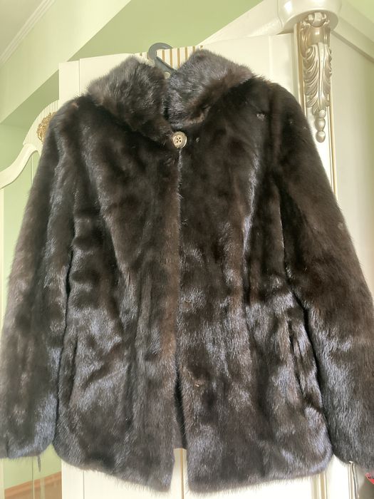Продаётся натуральная цельная шуба. Тёплая ,комфортная,короткая .