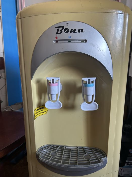 Диспенсер кулер для воды в хорошем робочем состоянии