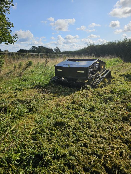 Cositoare robit de tuns iarba inalta, actionat prin telecomanda