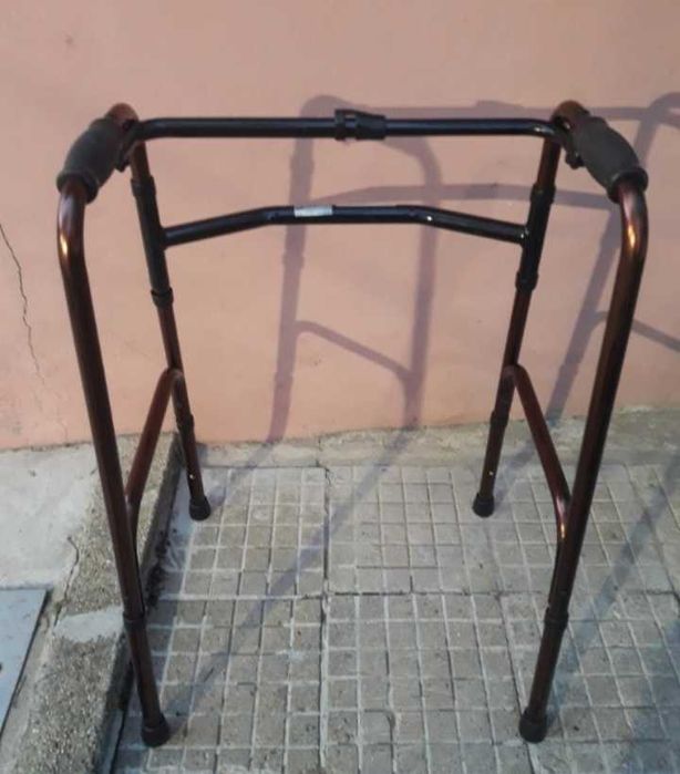 Продавам чисто нова Инвалидна проходилка за възрастни