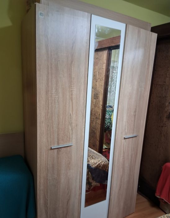 Vand Dulap de dormitor aproape nou