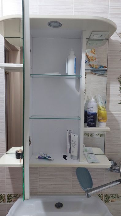 Шкаф с зеркалом для ванны