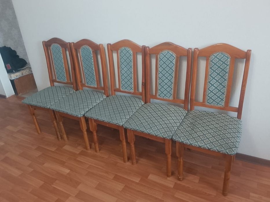 Большой стол с стульями