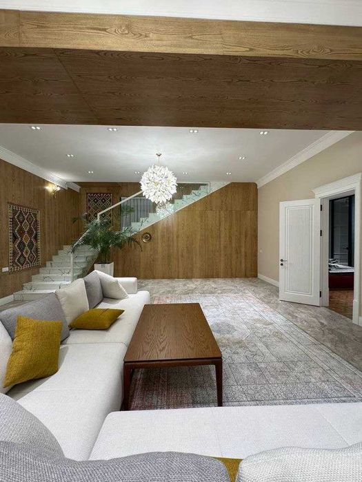 Гостиница России-Дуплекс! Сдаётся 4-х комнатная квартира в центре!