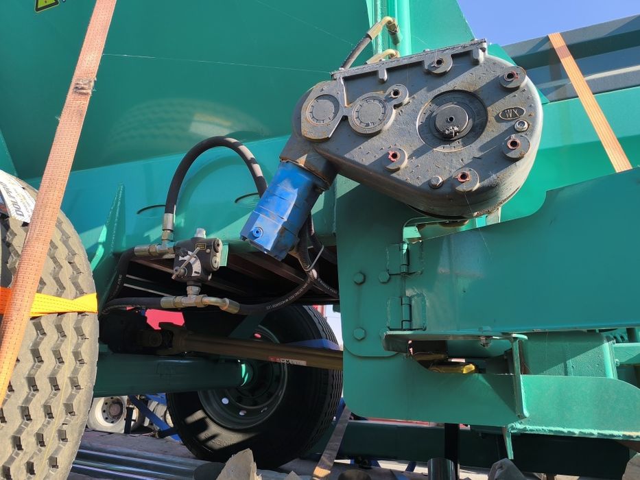 Разбрасыватели твердый удобрение в наличи 6-8-10 м3