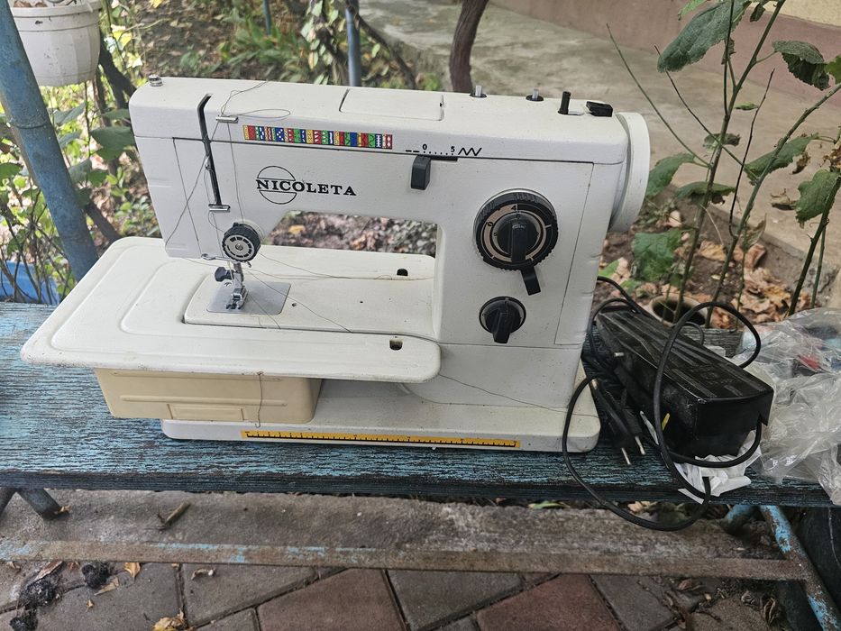 Mașină de cusut Nicoleta vintage, electrică