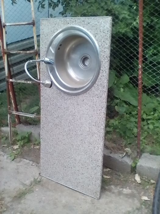 Продается столешница с раковиной. Размер 130*60.