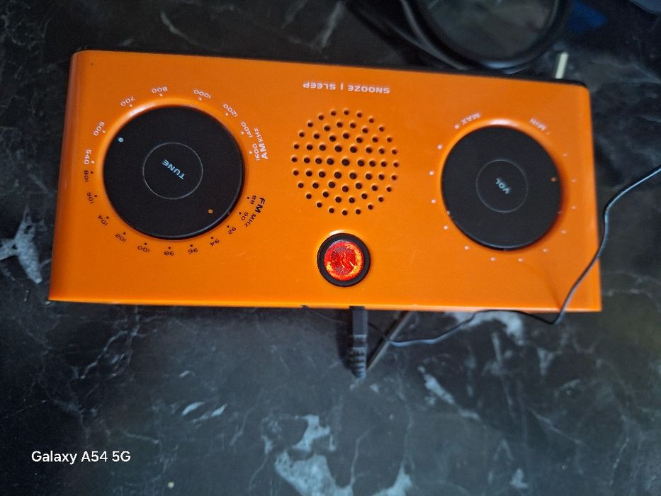 Radio cu ceas,alarme ,proiector.