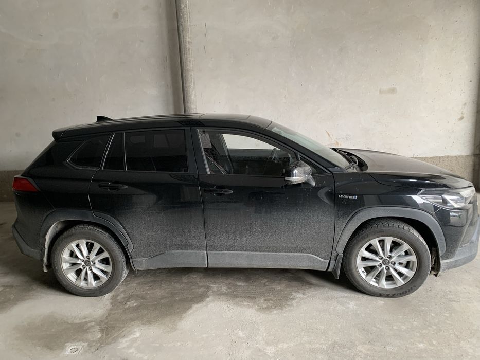 Toyota Carolla cross hybrid 2 позиция