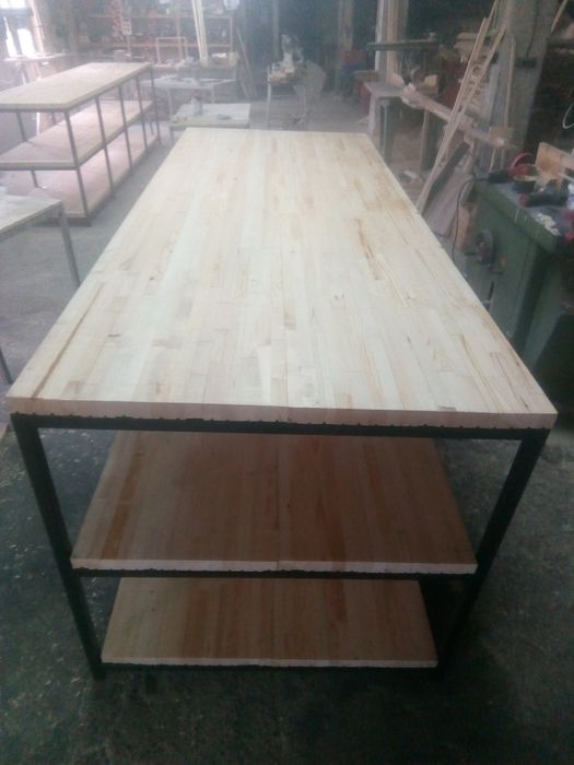 Работни маси с масивни плотове