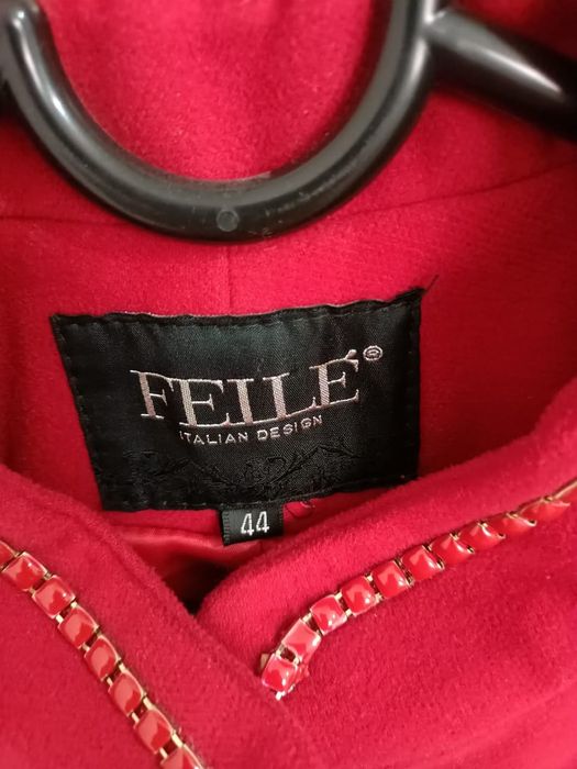 Пальто цвет красный