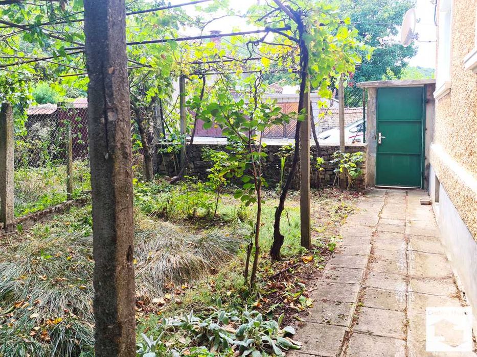 175094 Частично реновирана къща в с.Добромирка, 30 км. от В.Търново