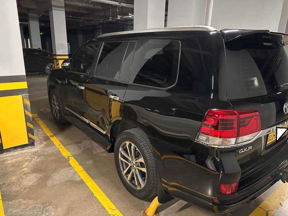 Toyota Landcruiser LC200 GXR V6 2017 года выпуска.