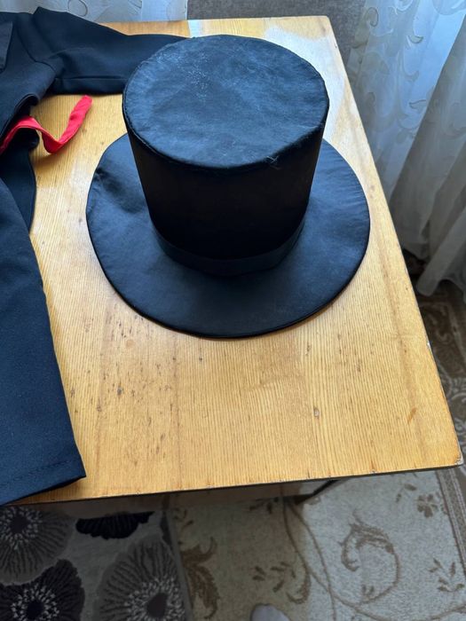 Детский костюм с цилиндром на голову.