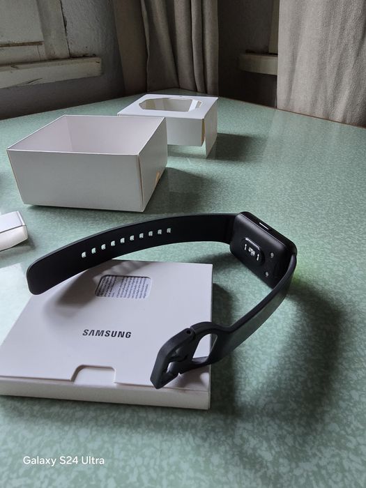 Чисто нова смарт гривна Samsung Galaxy fit 3