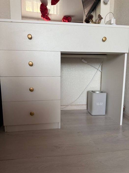 Продам туалетный столик