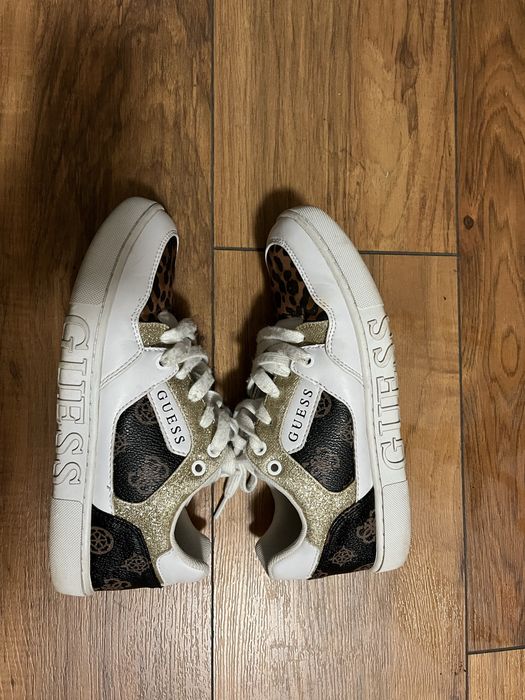 Маратонки Guess.