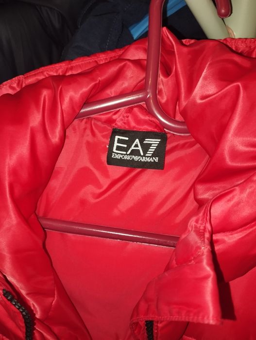 Продам куртку EA7 размер 44-46 L