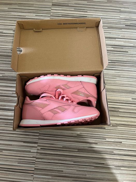 Обувки Reebook.