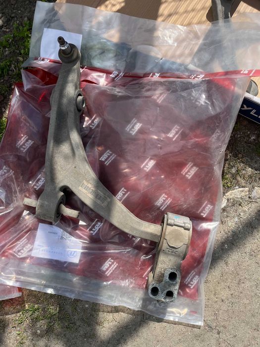 Продавам горни и долни носачи за Alfa Romeo 159. Частите са свалени от работещ автомобил.