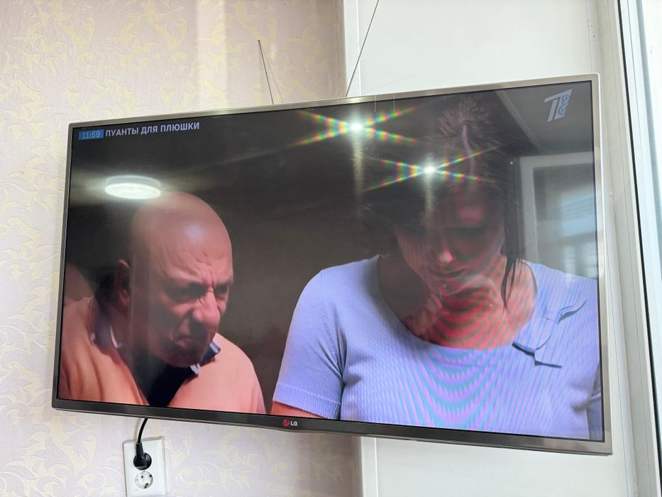 Телевизор с кранштейном