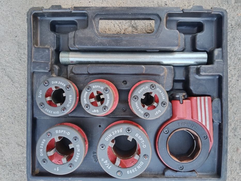 Набор клуппов с плашкодержателем и трещёткой