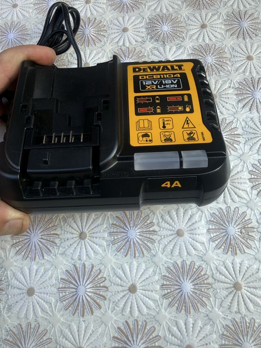 Зарядно устройство DeWALT