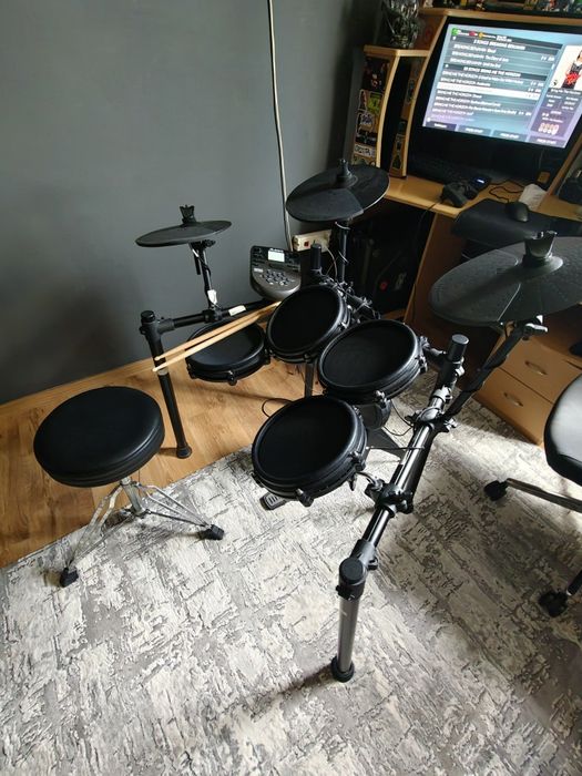 Alesis nitro mesh cu scaun si tot inclus