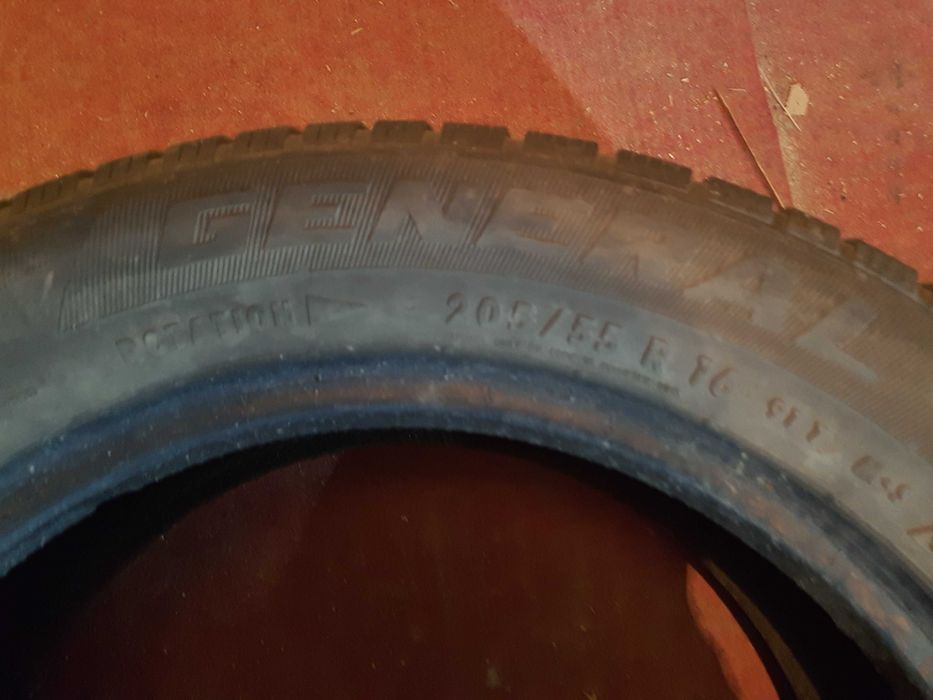 Продавам две зимни джипови гуми 205/55/16