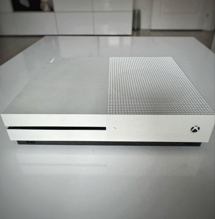 Xbox One S 1TB + Controller