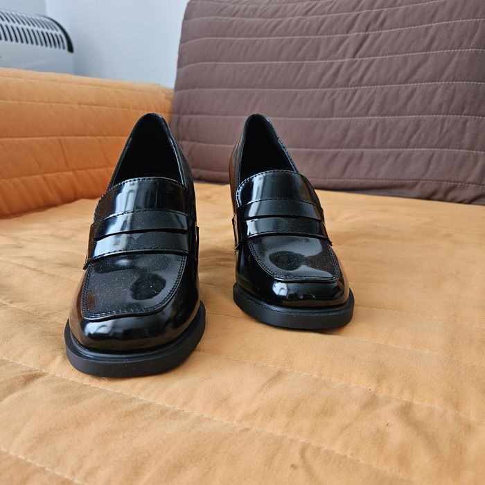 Чисто нови черни обувки, номер 35