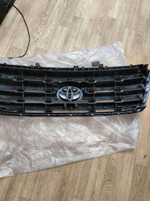 Продам решетку радиатора оригинал Land cruiser 200