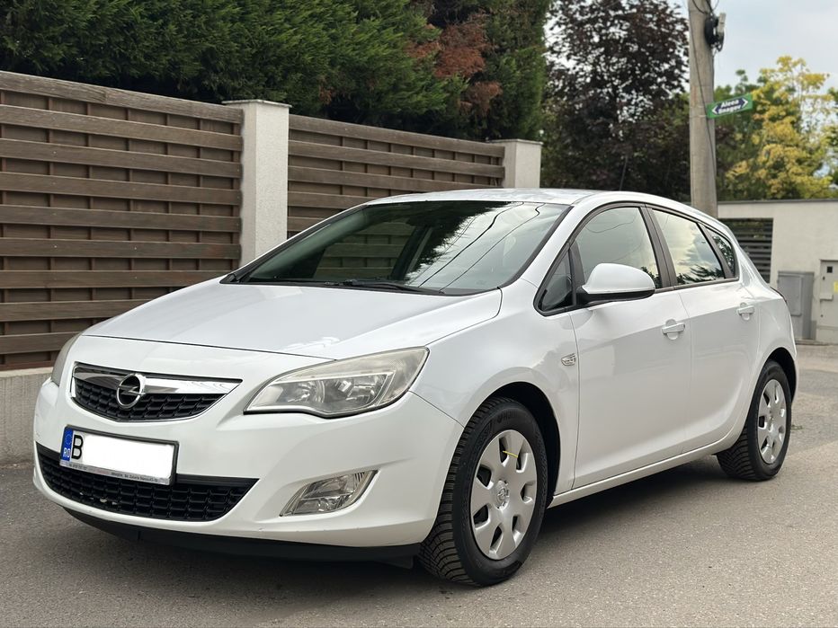 Opel Astra J Hatchback/ 1.7CDTI//6+1Trepte 2010/Euro5/anvelope Noi/ Climatronitc/Foarte intretinut