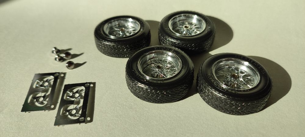 метални джанти с гуми за модел в мащаб 1:18