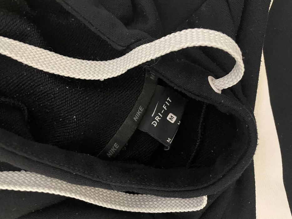 черен суитчър на Nike