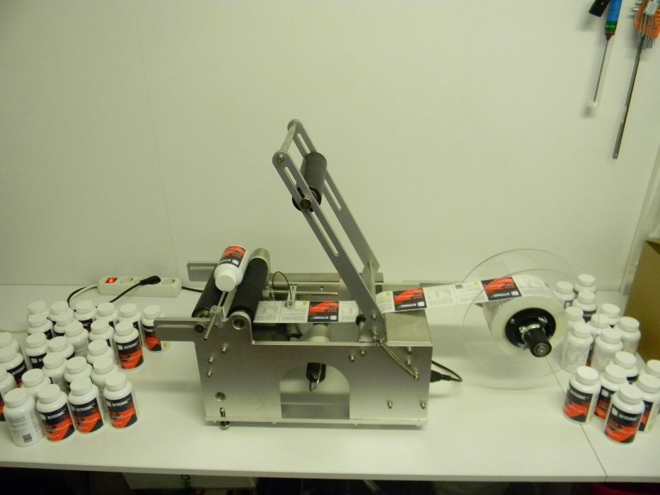 Masina etichetare semiautomata