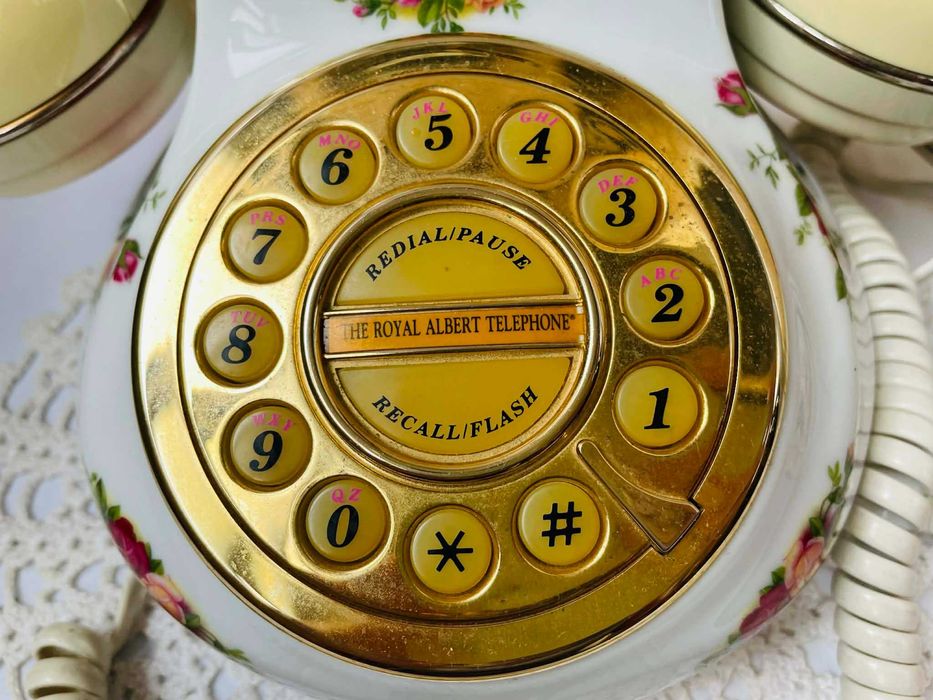 ROYAL ALBERT красив телефон от костен порцелан от Англия