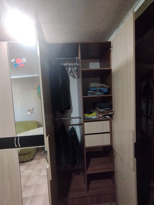 Распашной шкаф с зеркалом
