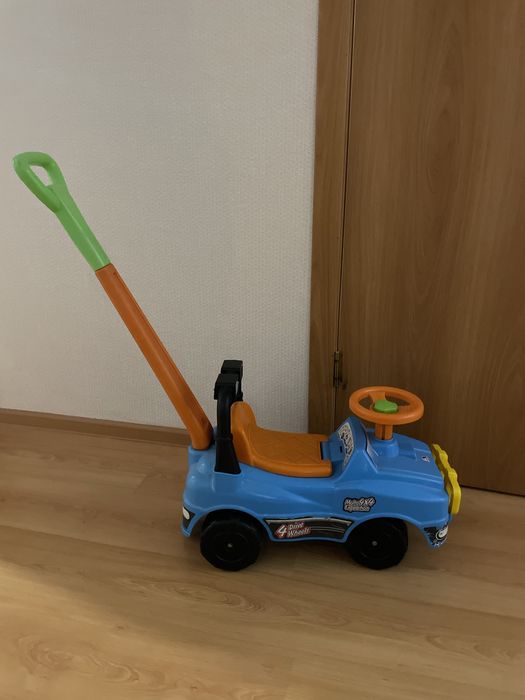 Продам толокар с ручкой