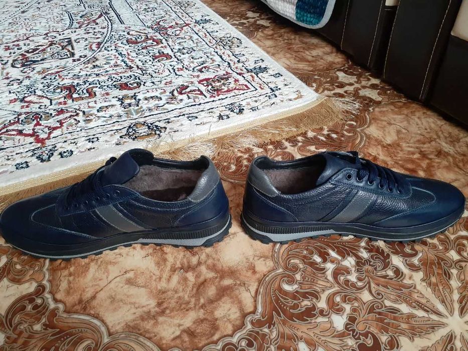 Кроссовки зимние, кожаные.