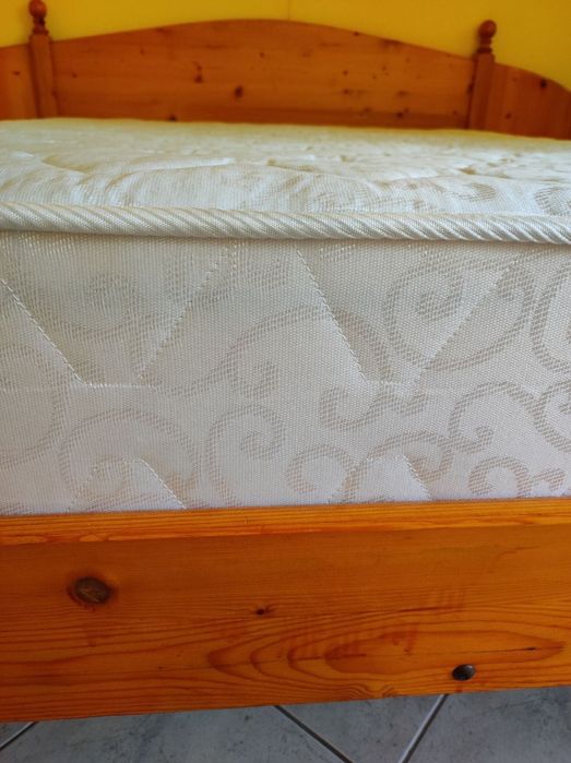 Продавам спалня и легла от масивно дърво