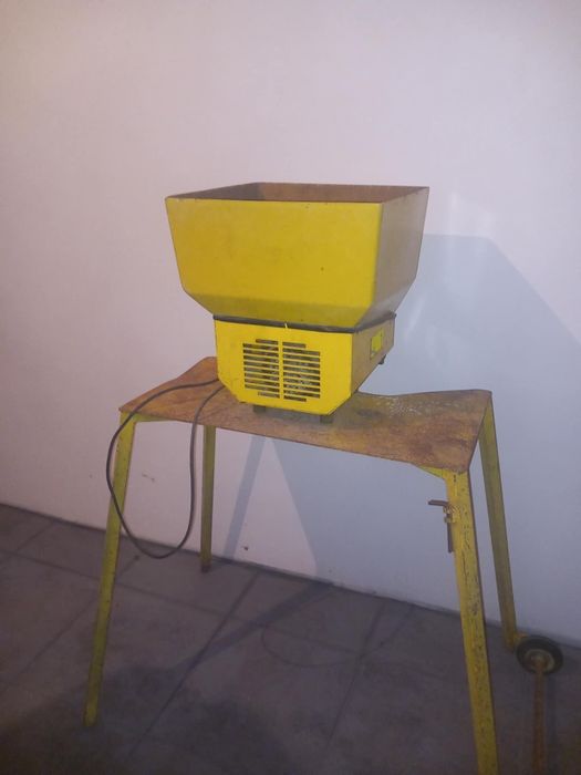 Vând moară de măcinat