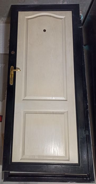 Продавам метална врата