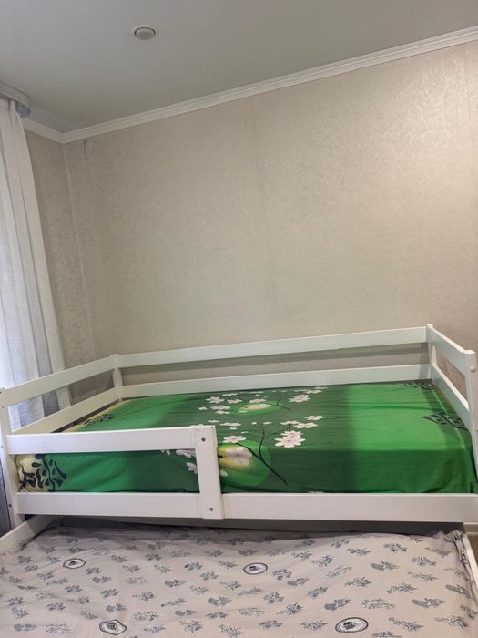Кровать двухярусная с матрасами