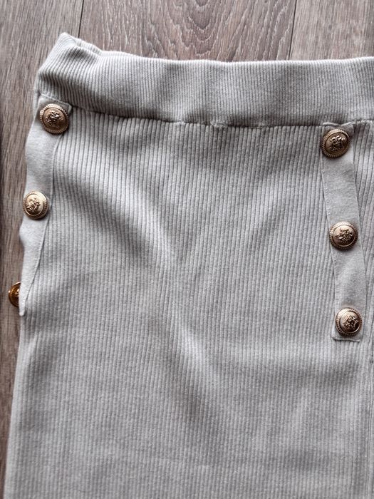 Costum cu fusta tricotat