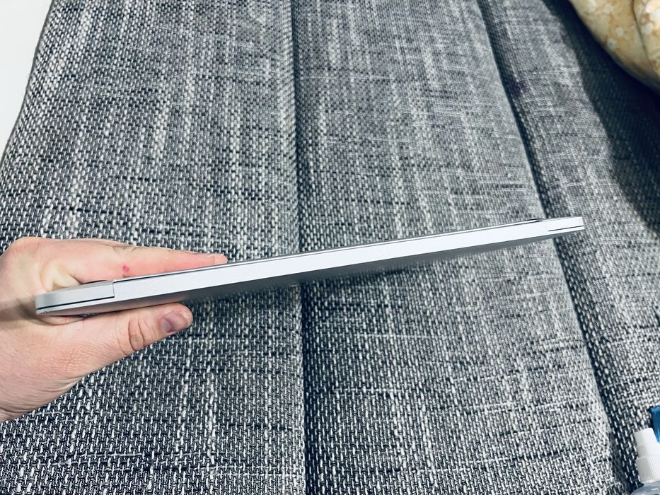 MacBook Pro 13 inch 2017 – i5 – 8GB RAM 256 Gb